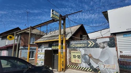 Вход в прокат «Стомел» на ул. Томской, 2Б
